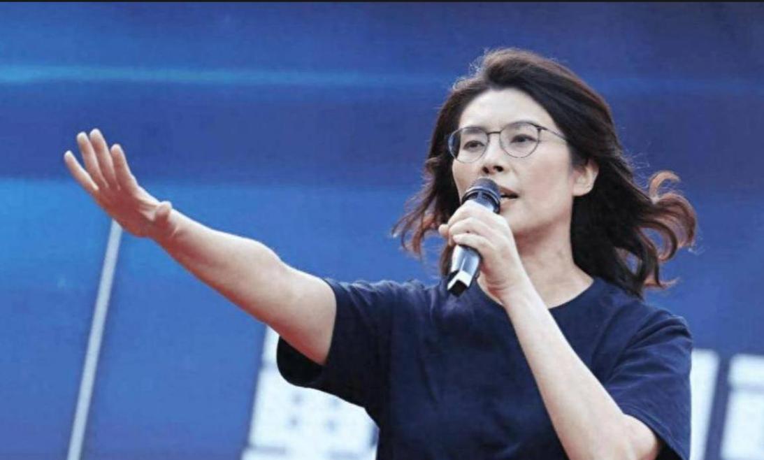 郑丽文获连战支持！郑丽文最近的变化值得留意连战家族的人出现在她身边这