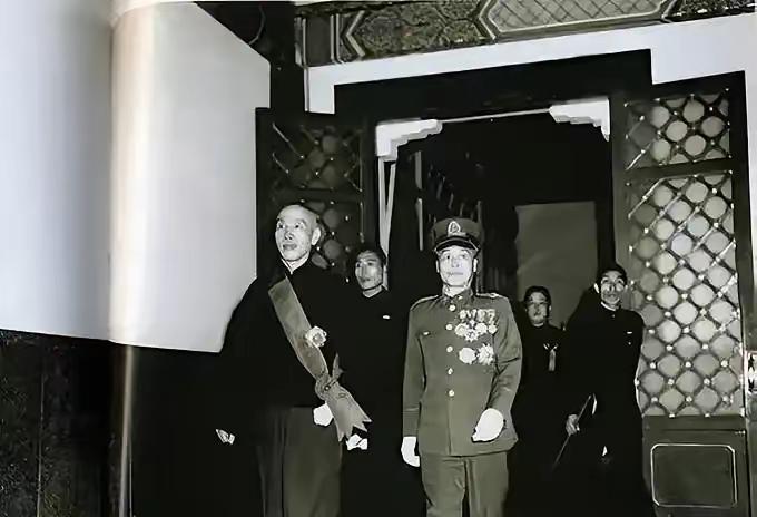 蒋介石晚年复盘，问宋美龄：我一生最大的错误是什么？宋美龄说出1件事，蒋介石听后沉