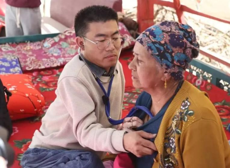 河南商丘38岁“蹲行医生”李创业，7个月大的时候因为一场高烧误诊落下病根，下肢彻