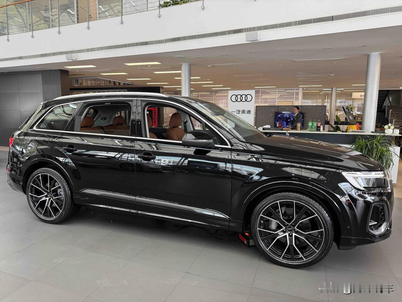 奥迪Q73.0T尊贵版的硬实力一直在线，但现在的处境是真有点尴尬！先聊聊它