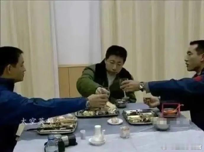 2003年，杨利伟出征前的照片，真正的壮行酒，有去未必有回。照片左边是聂海胜，右