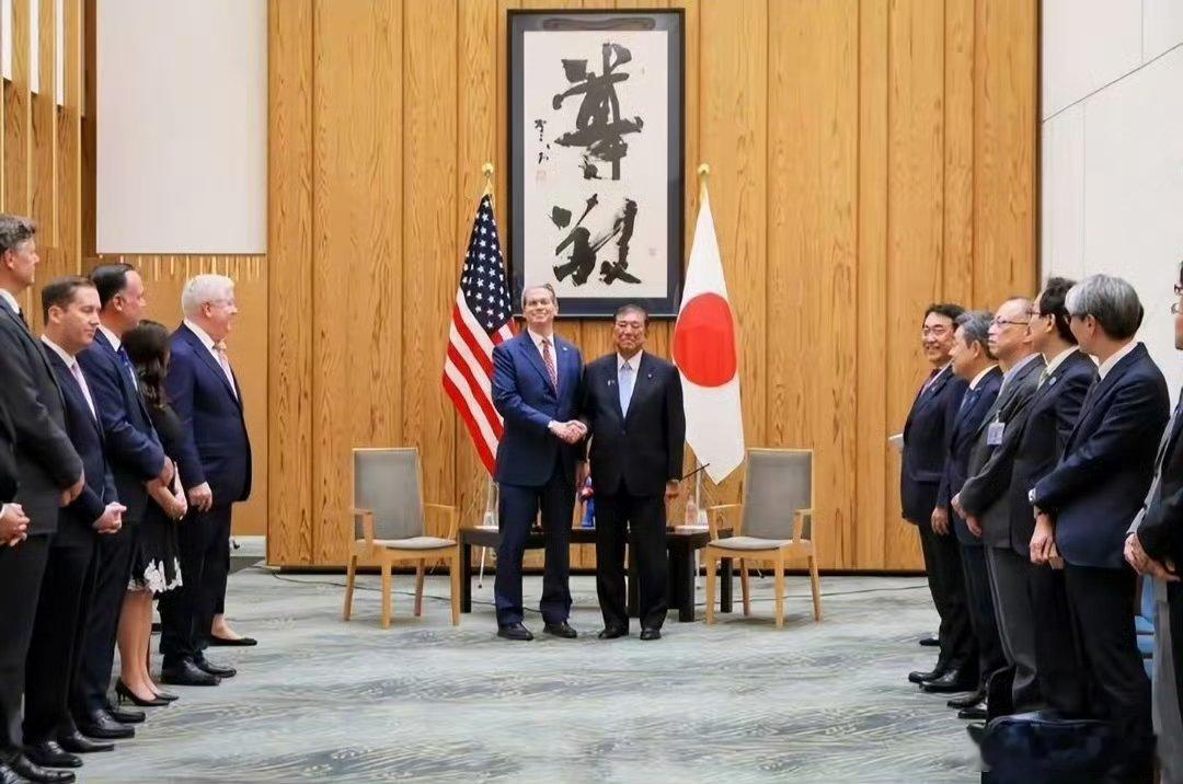 日相石破茂会见来访的美国财长，墙上的书法作品吸睛。岸田时期是“解衣”，现在的是“