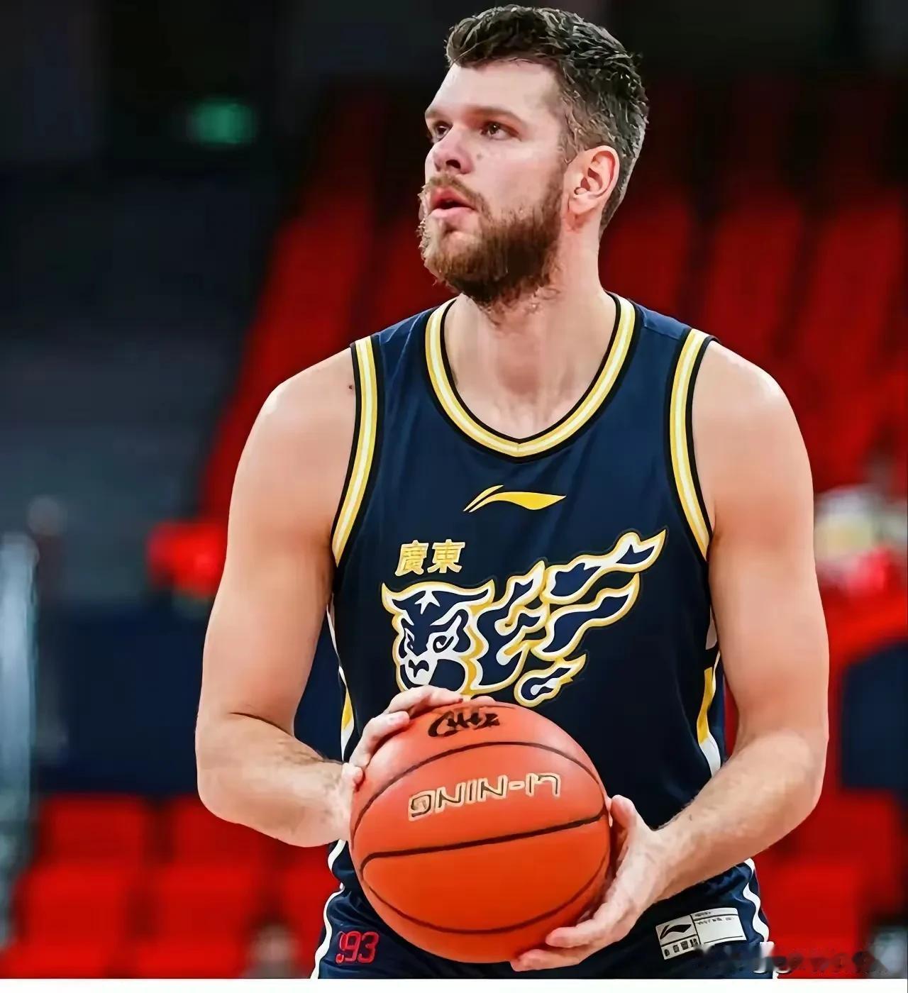 球迷千呼万唤，但拉科塞维奇却优哉游哉。为何？拉科塞维奇太了解CBA，也了解广