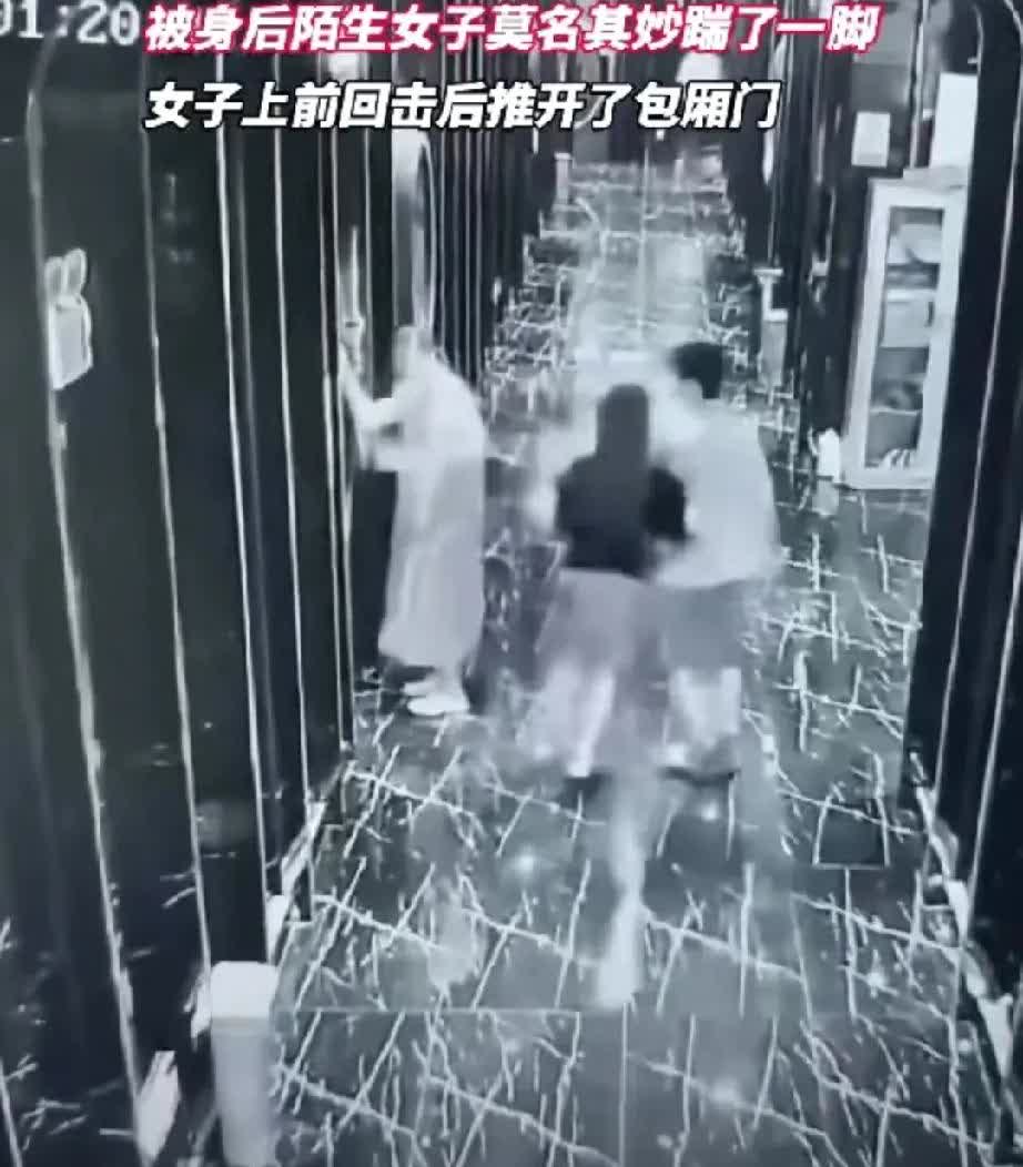 一女子和朋友去KTV玩，途中她出来包厢门口透气，万万没想到一黑衣女经过她的身后时