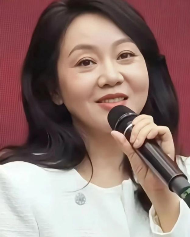 素颜的闫妮，你们认得出吗那些看到了闫妮素颜路透的人,大多都会感到有些发懵,在
