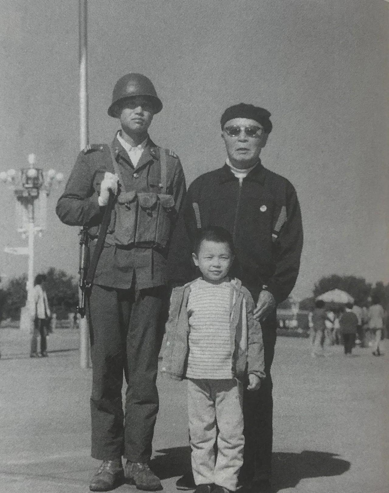 1989年10月1日，吕正操将军与天安门广场执勤战士合影。吕正操是中国共产党的优