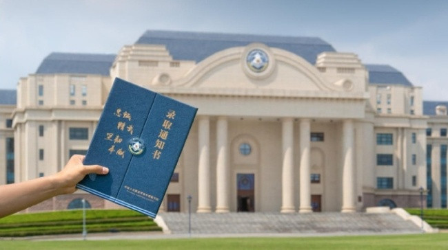 #中国最神秘军校72年来首次招女生#今年，海军潜艇学院首次面向女生招收生长军官
