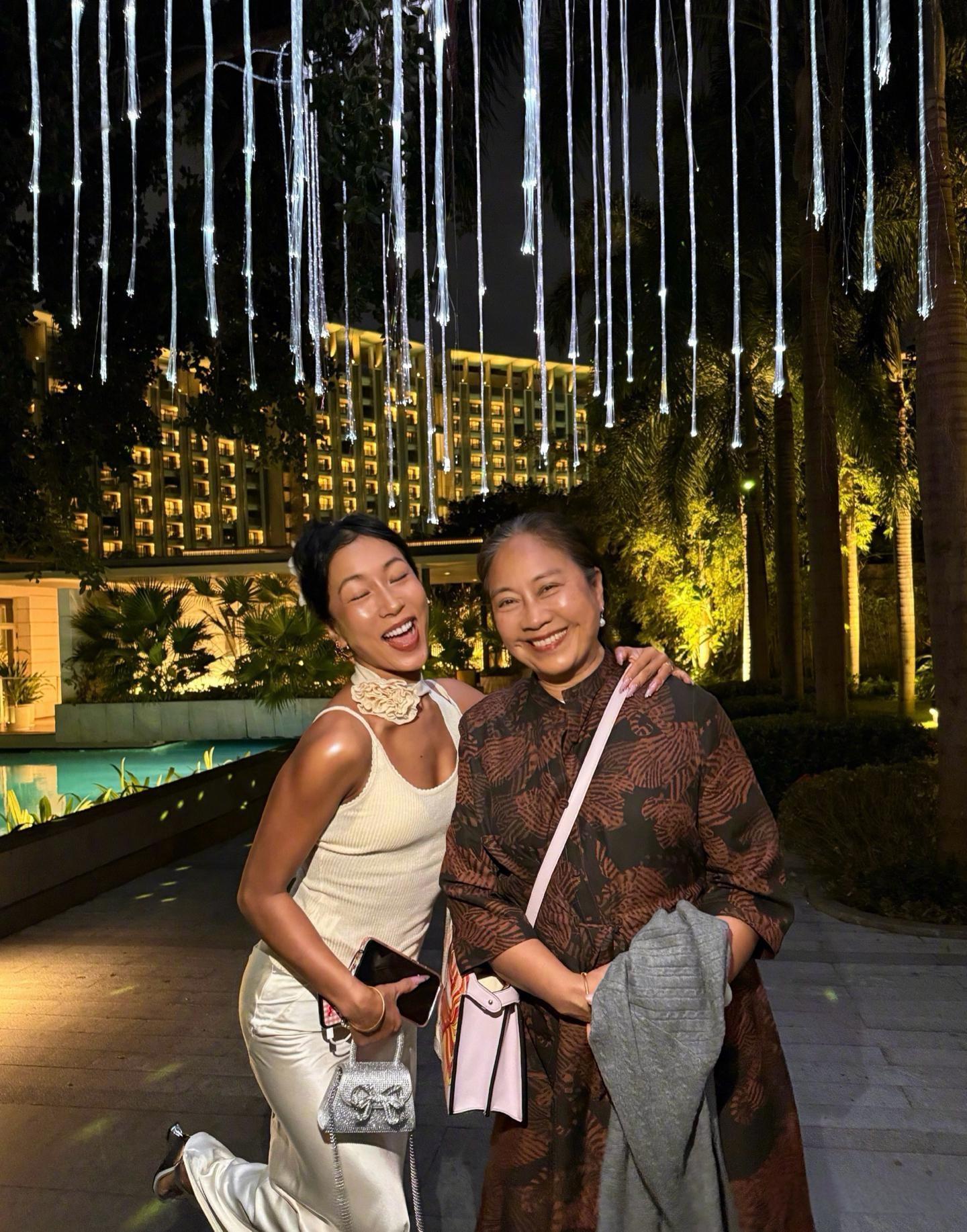 原来吉克隽逸的肤色是遗传妈妈的，母女俩虽然都是大黑皮，但颜值是真的很高，五官长得