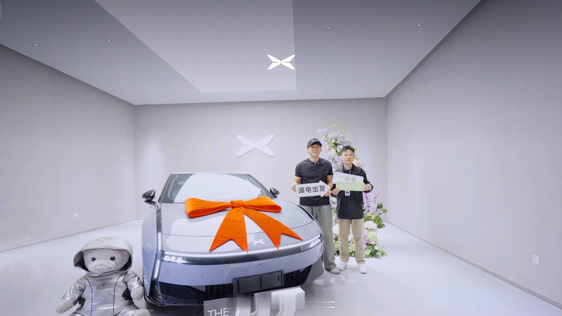 美食顶流乌啦啦喜提全新小鹏P7，从交付中心直奔猪脚饭。最强“探店利器”小鹏P7立