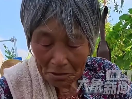 7月11日，河南许昌，一小伙遇见一名老人卖西瓜，当时天热，他心疼老人这么辛苦，得
