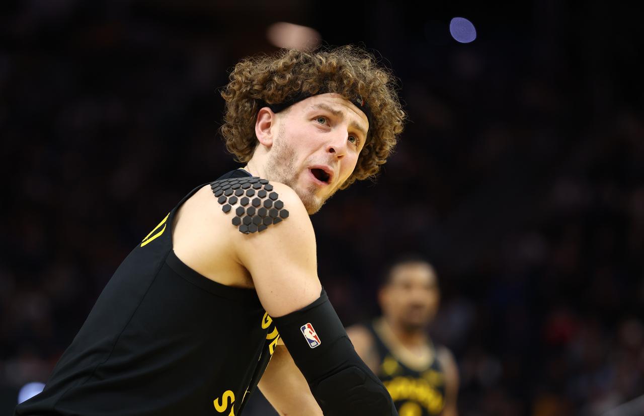 烦恼！这种球员到底多少钱续约合适呢？勇士惨败给了湖人，本场比赛，波杰姆斯基打了