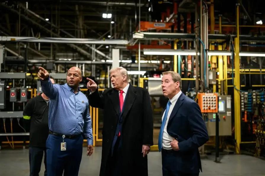 日前，美国总统老特访问密歇根州一家福特F-150工厂时，正在工作的工人T.J.萨