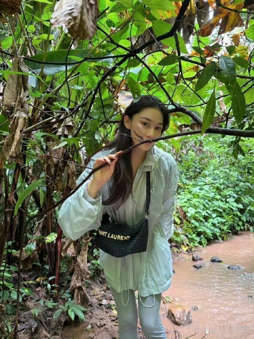 张馨予大方秀恩爱啦！她和何捷拍情侣头像，何捷壮实得很，浑身腱子肉。他们还和妈妈一起去旅游咯！​