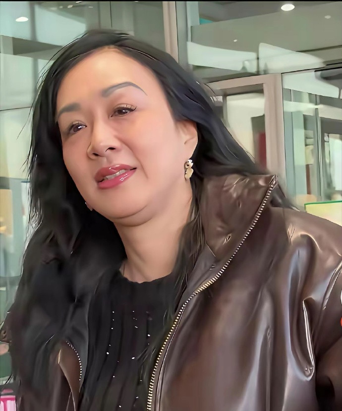 原来我的童年女神钟丽缇也老了，我一直以为她生活三个孩子还保养的跟三十多岁似的。