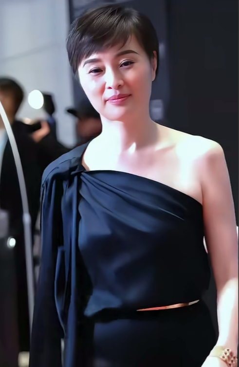 吴越这身打扮简单大方，气质到顶了。虽然也露肉了，然而看着很舒服，很自然。