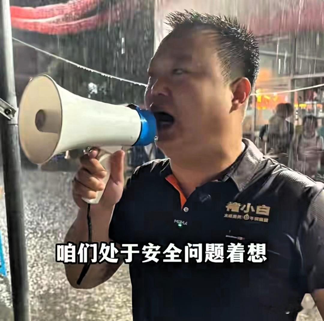 石家庄，一户外大棚70多桌吃烧烤，可天公不作美突降暴雨，没想到老板竟然对着所有客