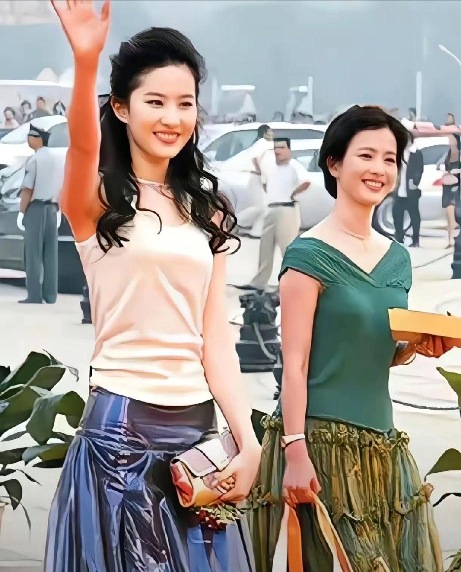 刘亦菲母女罕见同框！两代顶级神颜对比，果然青出于蓝都说刘亦菲的美貌