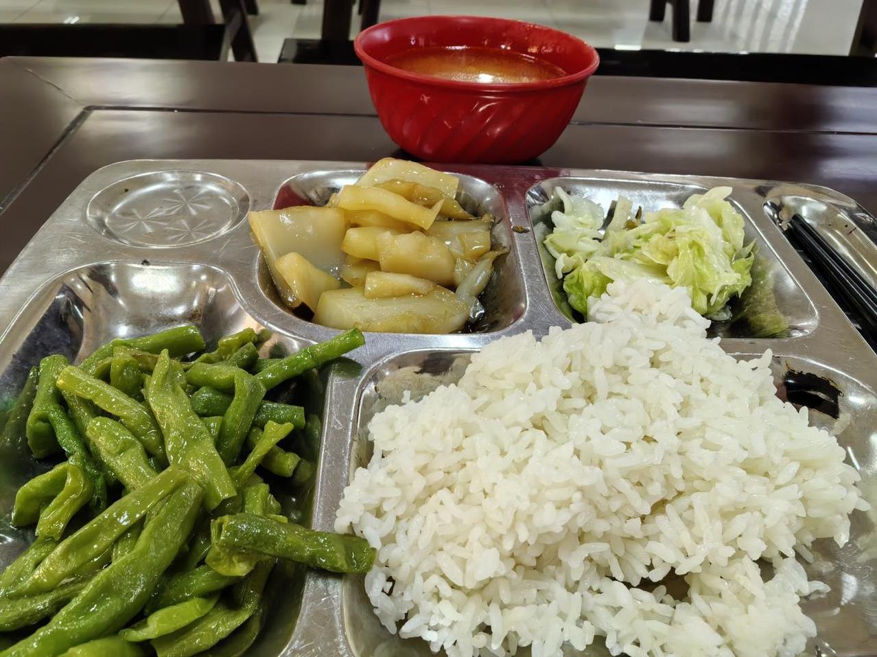 参加义工一段时间了，今天又来到这里。中午寺院会免费供应一顿午饭。一般就是三菜一