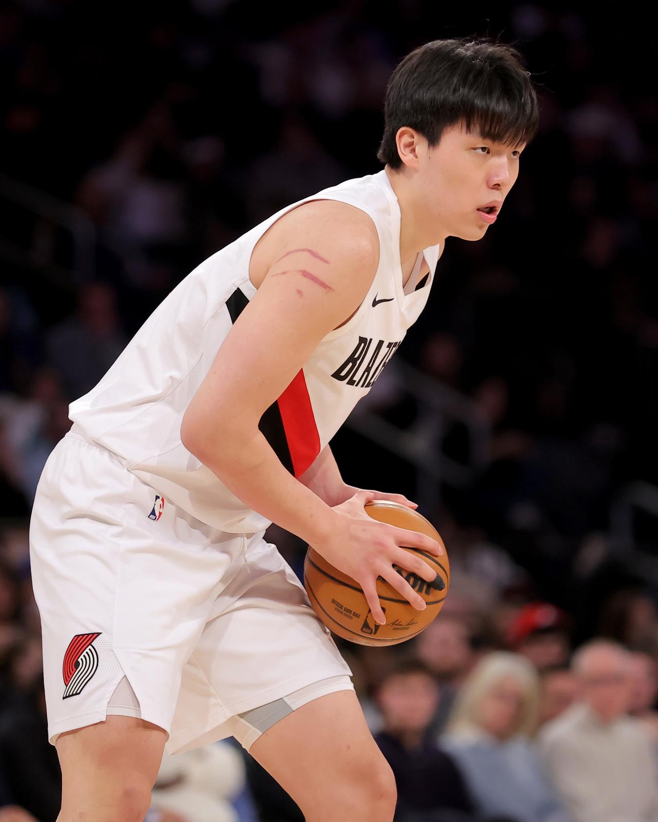 杨瀚森的机会不多了！背靠背打志在摆烂的爵士队，罗威不上，杨瀚森第一节就获得了