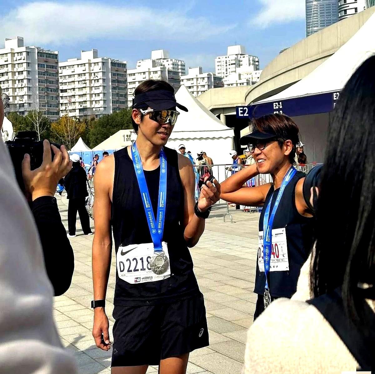 51岁的钟汉良全马跑了4小时01分！这成绩单一般出来，多少20多岁爬楼梯