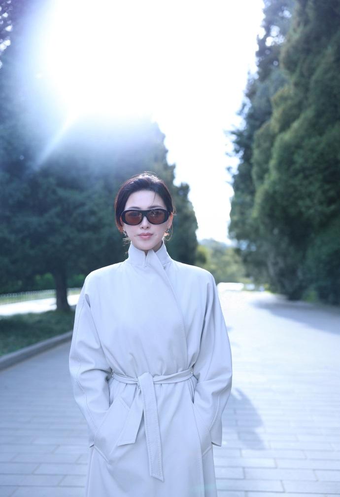 今天朱珠拍摄了一组超美的大片，她这次搭配的很简洁，不过展现出了满满的高级感。