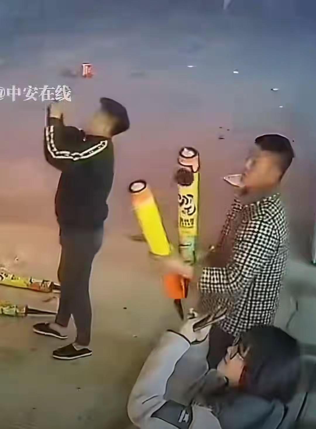 内蒙古这烟花太吓人了！家人过年在外准备拍放烟花，谁知烟花突然炸了，威力堪比炸弹，