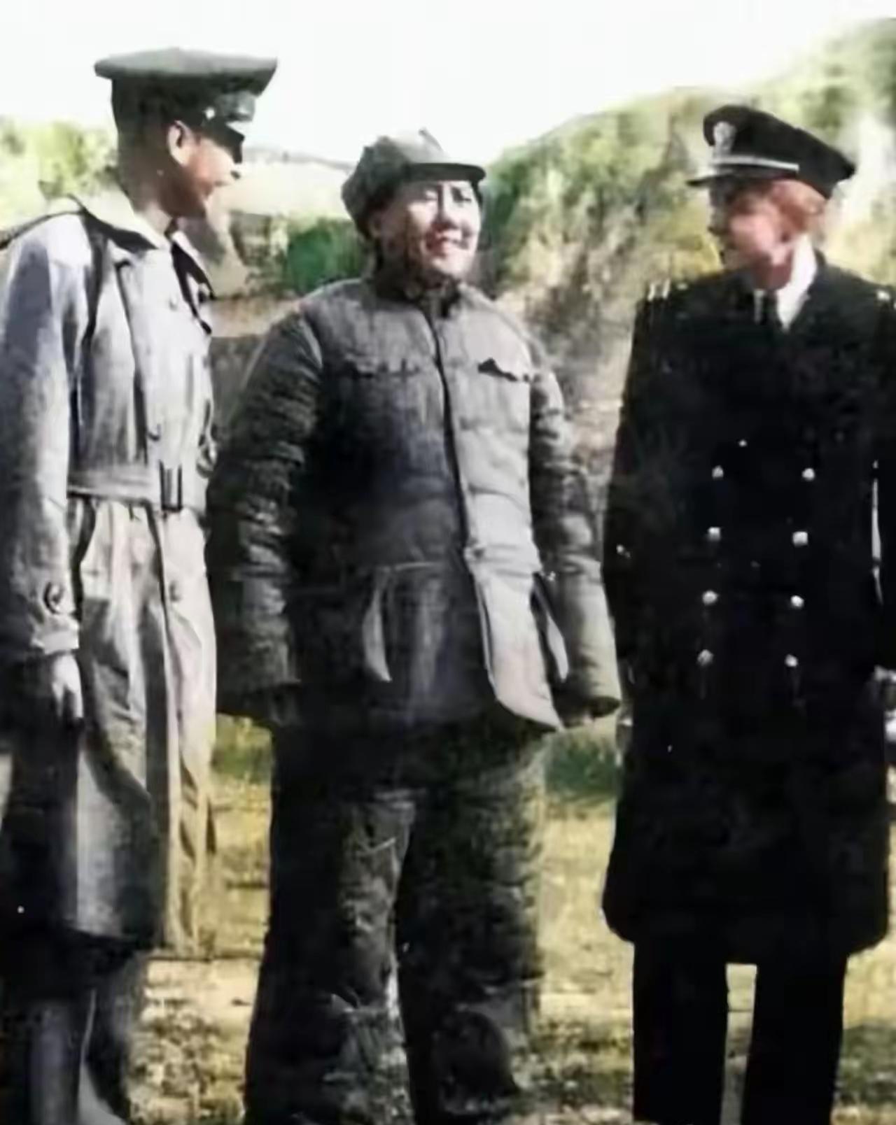 1944年的一张老照片，为啥能让无数人看一眼就红了眼眶？照片里，毛主席穿着一