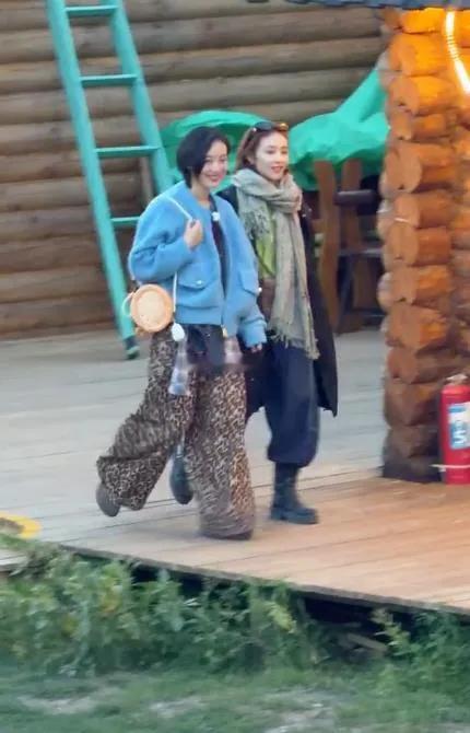 倪妮和高叶一起录制户外节目，两位美女走在一起像一对时尚的姐妹，看上去好年轻。