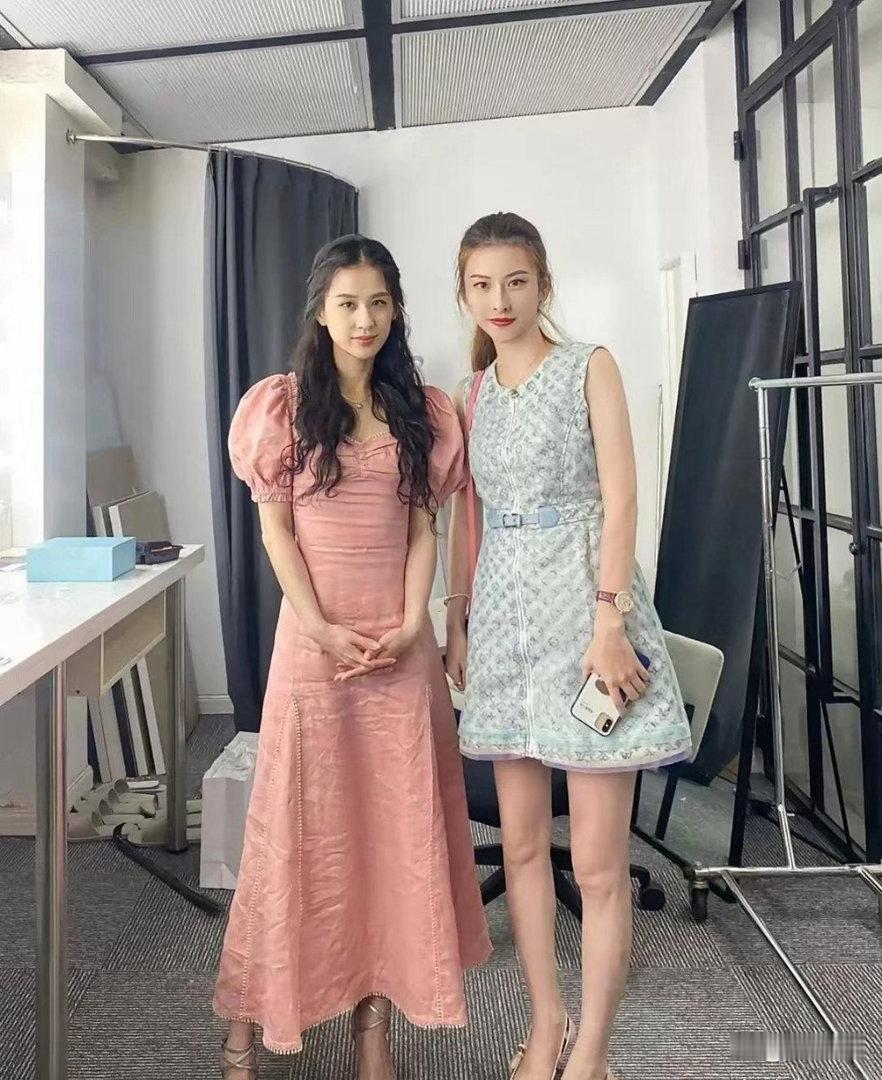 黄圣依淡雅妆容清冷精致，自带强大气场，气质明艳出众，一眼就能牢牢抓住众人目光