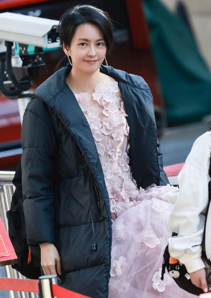 最近梁咏琪现身北京，她这次搭配的很有仙气儿，看起来也很美。梁咏琪里面穿了一件
