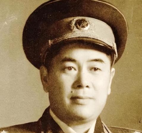 1985年福州军区被撤，司令员江拥辉远赴北京开会，却发现自己并无新任命，回到福建