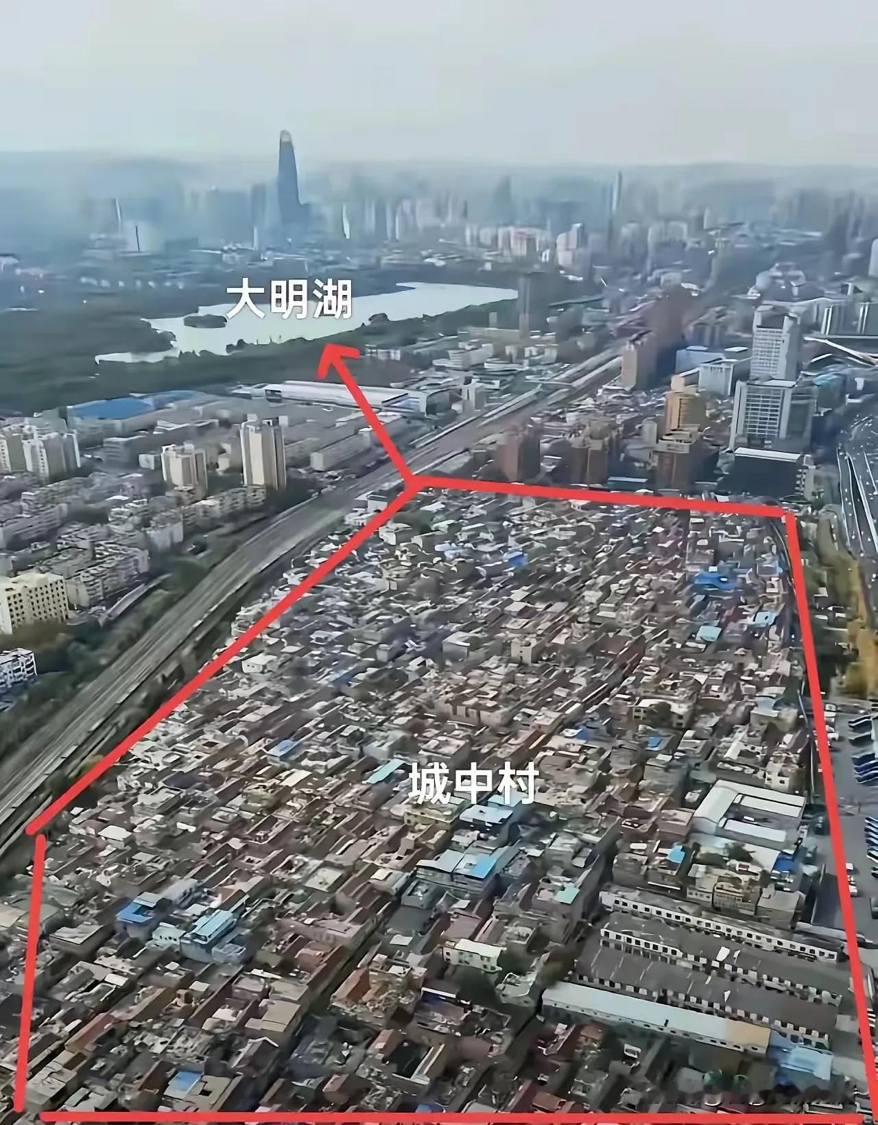 距离大明湖一街之隔的柳行城中村，说明了济南之前在城市规划和产业规划上的失败。