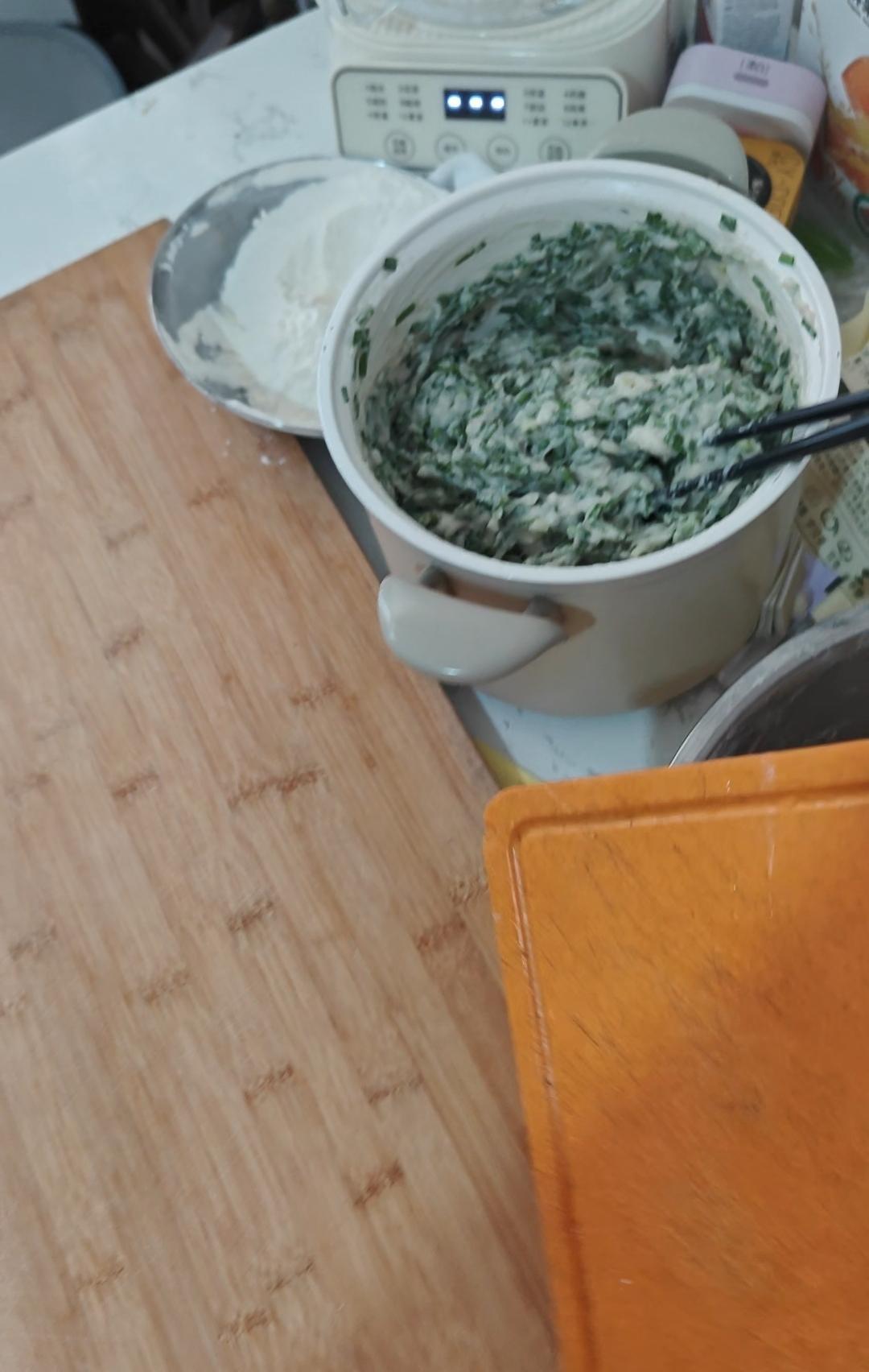 今天我做了两顿饭，老张也跟着吃了两顿。晚上他实在饿的不行，又喝了一盒牛奶，吃了几