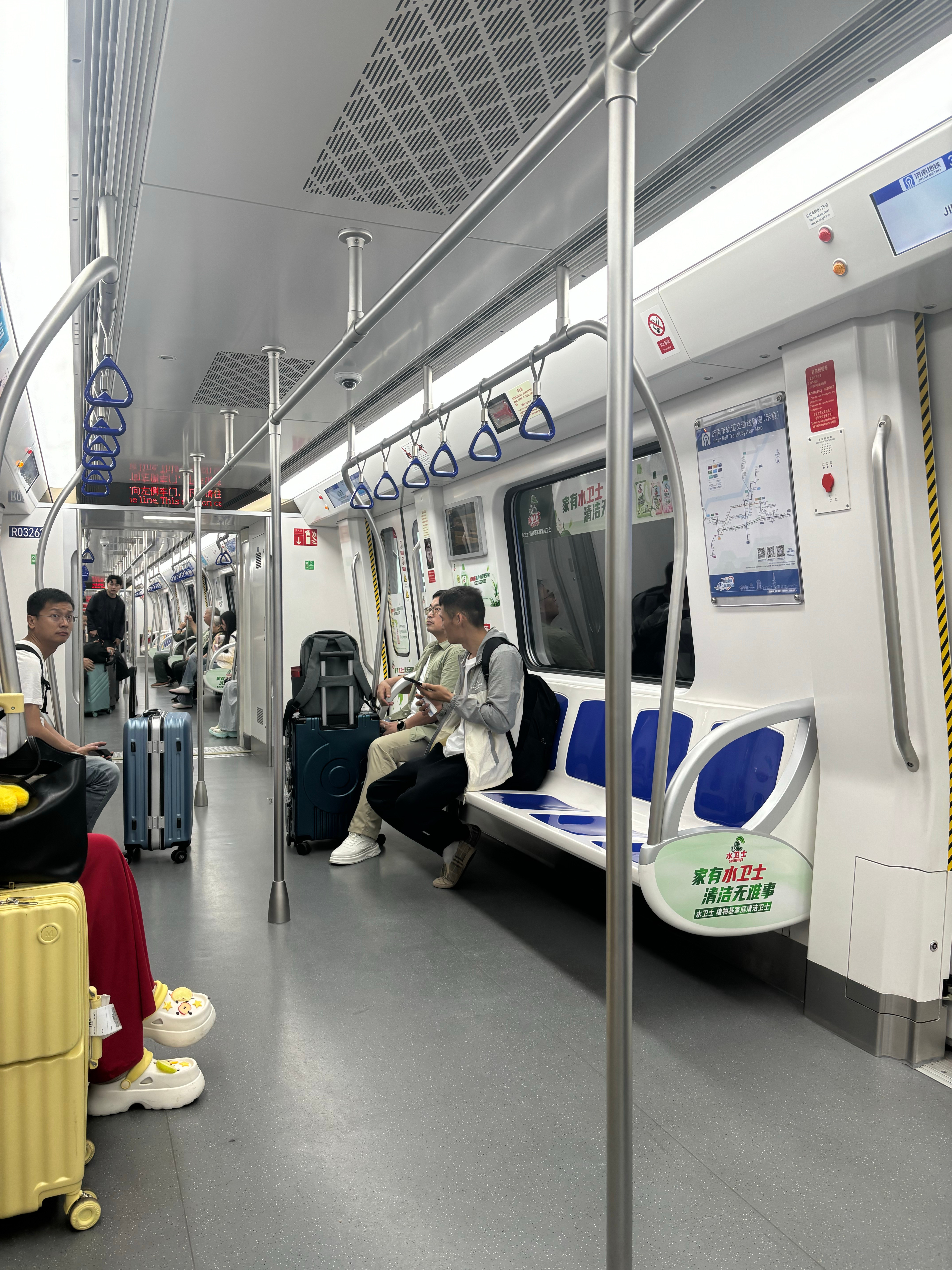 济南地铁3号线，果然是新线路，一进来设备、地面又干净又新。来济南很多次了，一直都