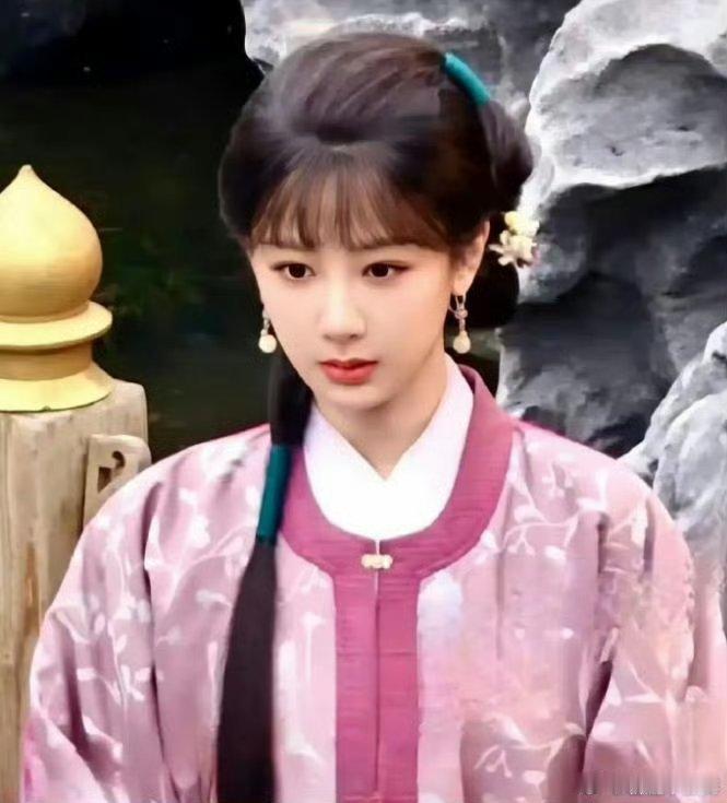 杨紫线下活动布灵布灵的大眼睛，齐刘海萌萌哒，挥挥手打招呼实在是太萌啦，好喜欢😍