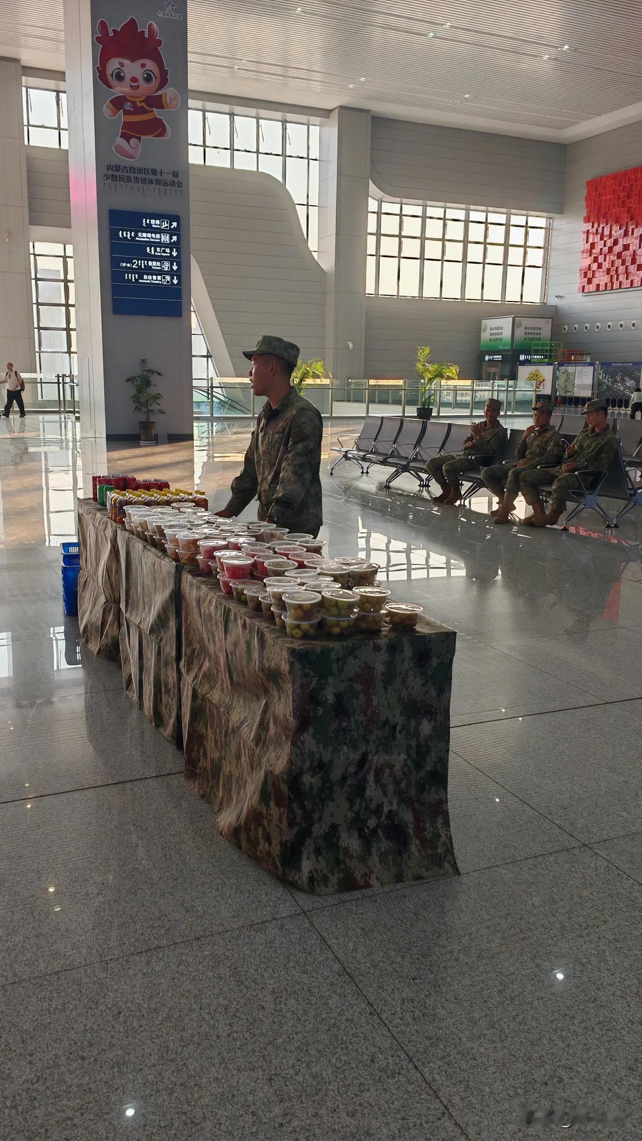 早晨刚进到赤峰高铁站乘车，一个士兵高声喊着爱心早餐，不要钱，随便拿，有蛋糕，西瓜