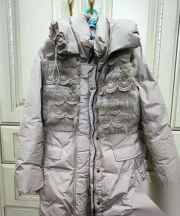 穿十三年羽绒服倒垃圾邻居一句评价炸锅了姑娘发帖问要不要扔，评论区吵翻了天