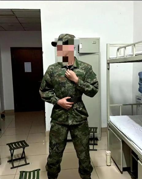 全网炸锅！重庆21岁新兵入伍才3个月就遭部队除名，罚款4万4，户口本盖章背一辈子