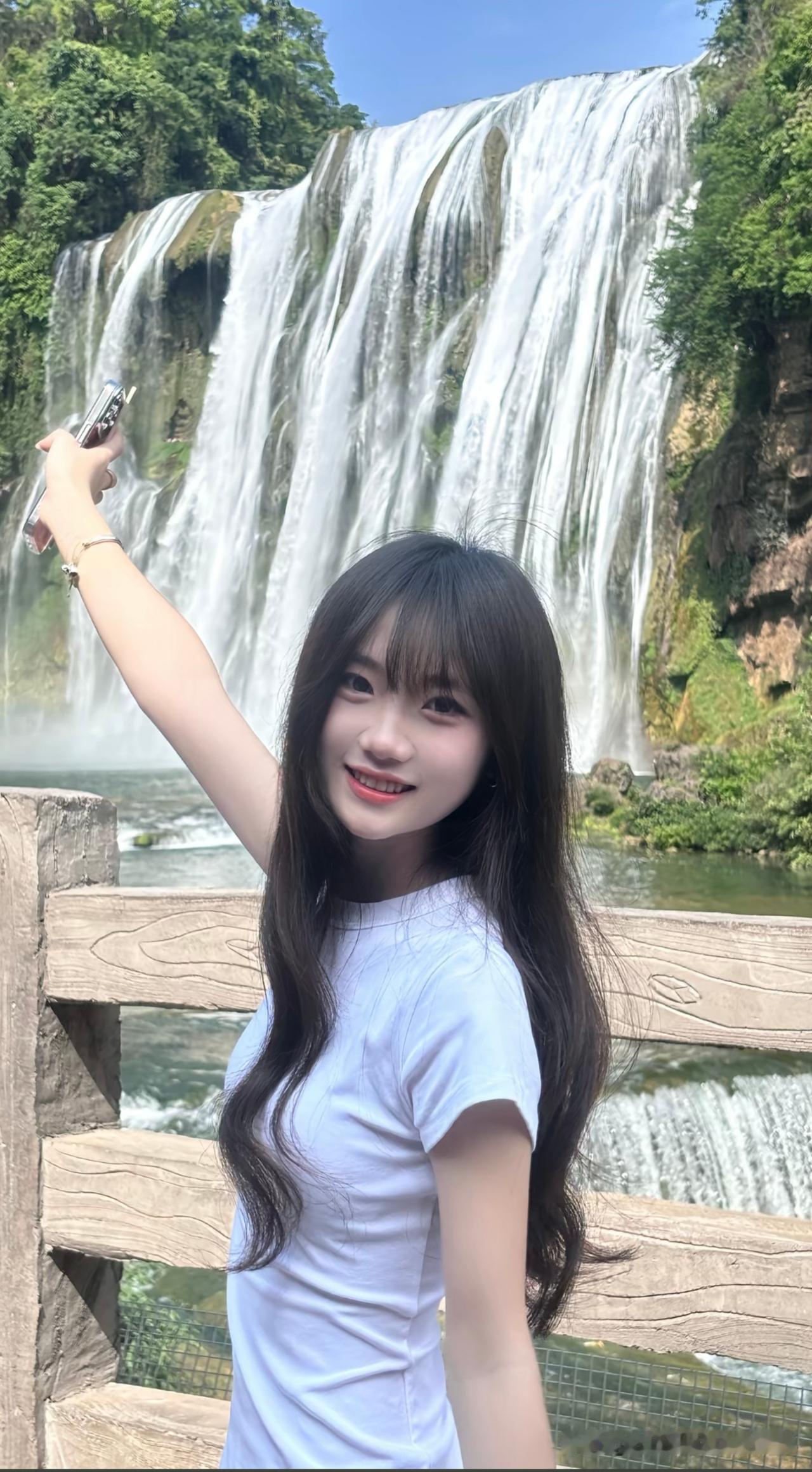 终于看到了小学课本上的黄果树瀑布，好看，真好看