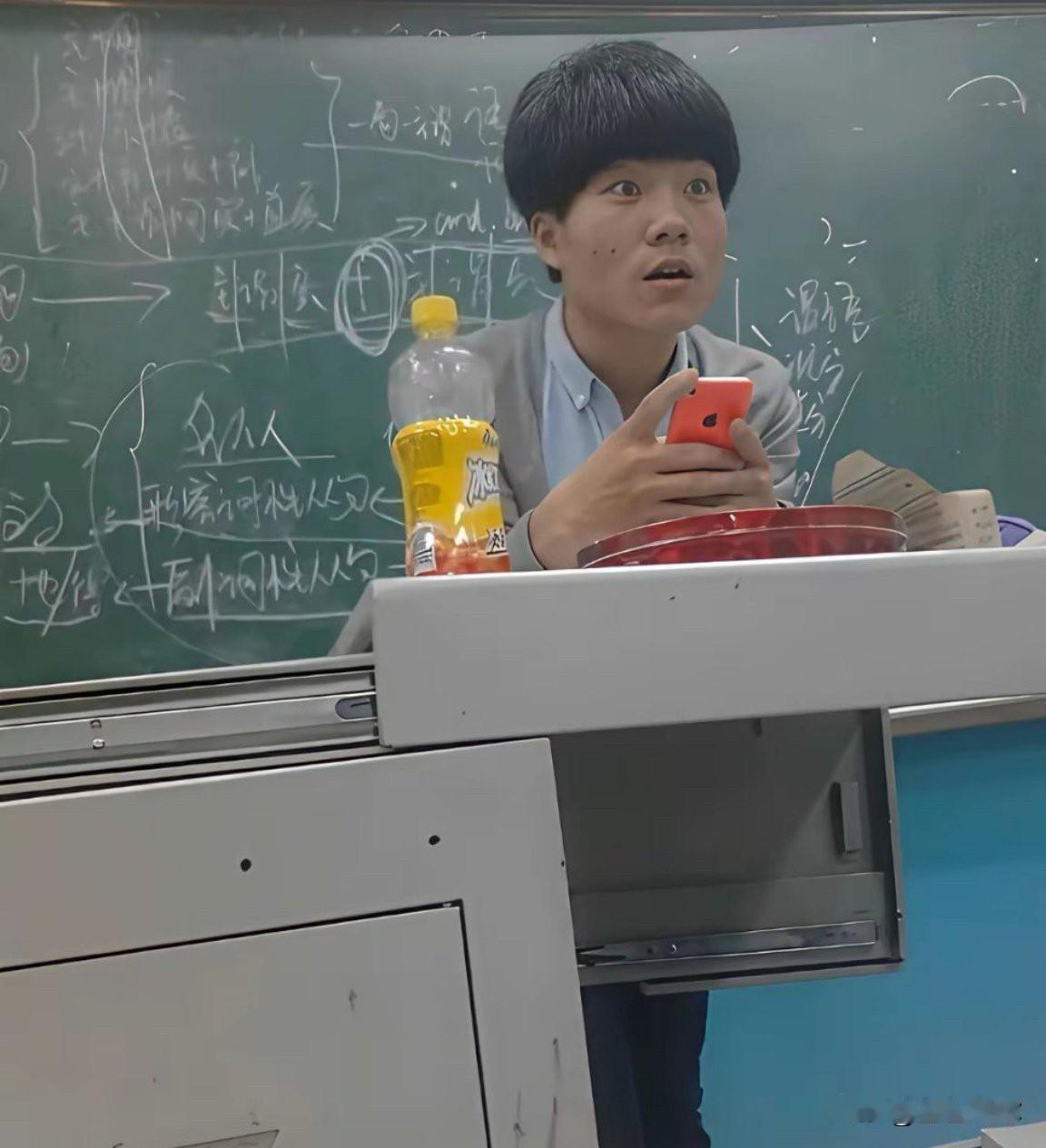 这张董宇辉早年新东方授课旧照，很难让人联想到如今顶流模样。流量时代造神来得猝不及
