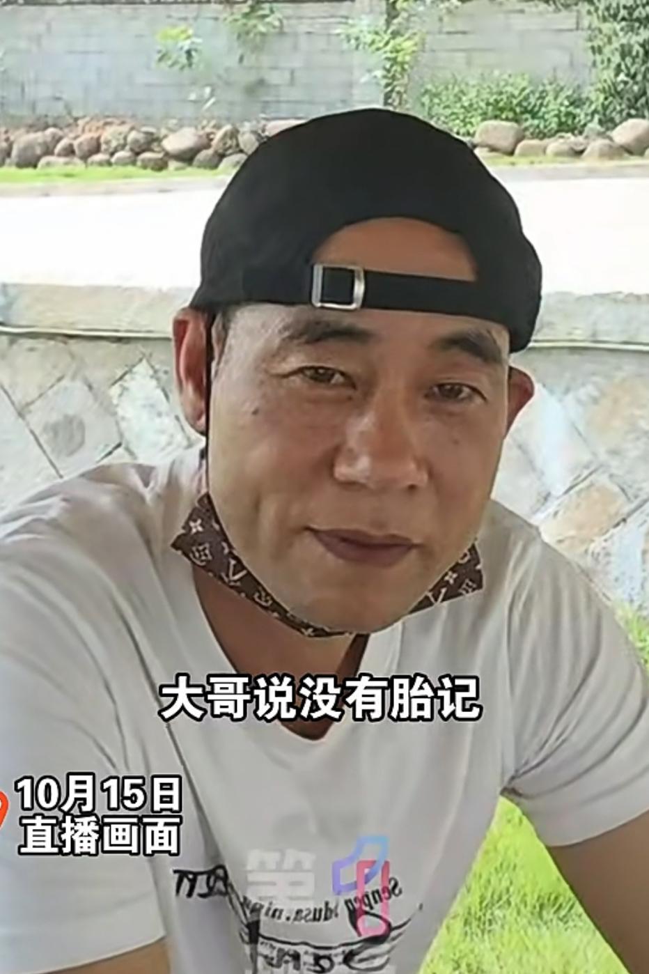 工厂男子撞脸陈小春，他开了直播，屏幕上礼物满飞，女网友向他表达爱慕之情。他开