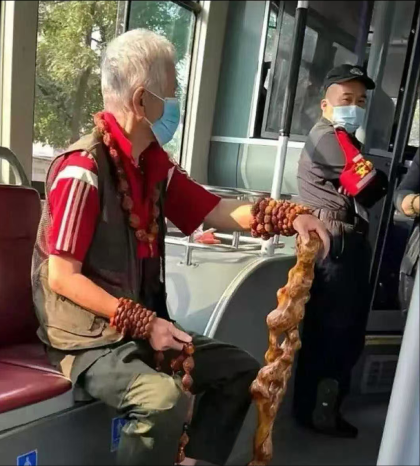 大爷这打扮，退休金应该不少吧？