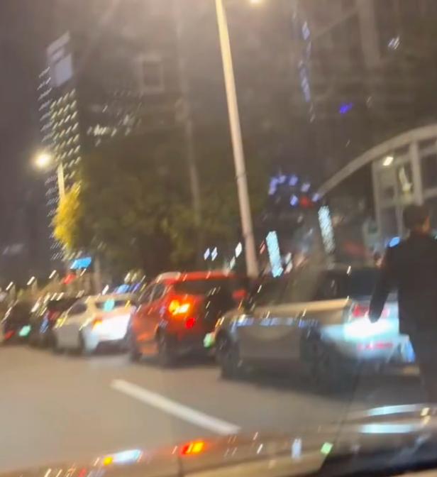 都大半夜了，还有不少人在张雪峰公司的楼下等着毕竟他公司他团队还在啊，那也是他