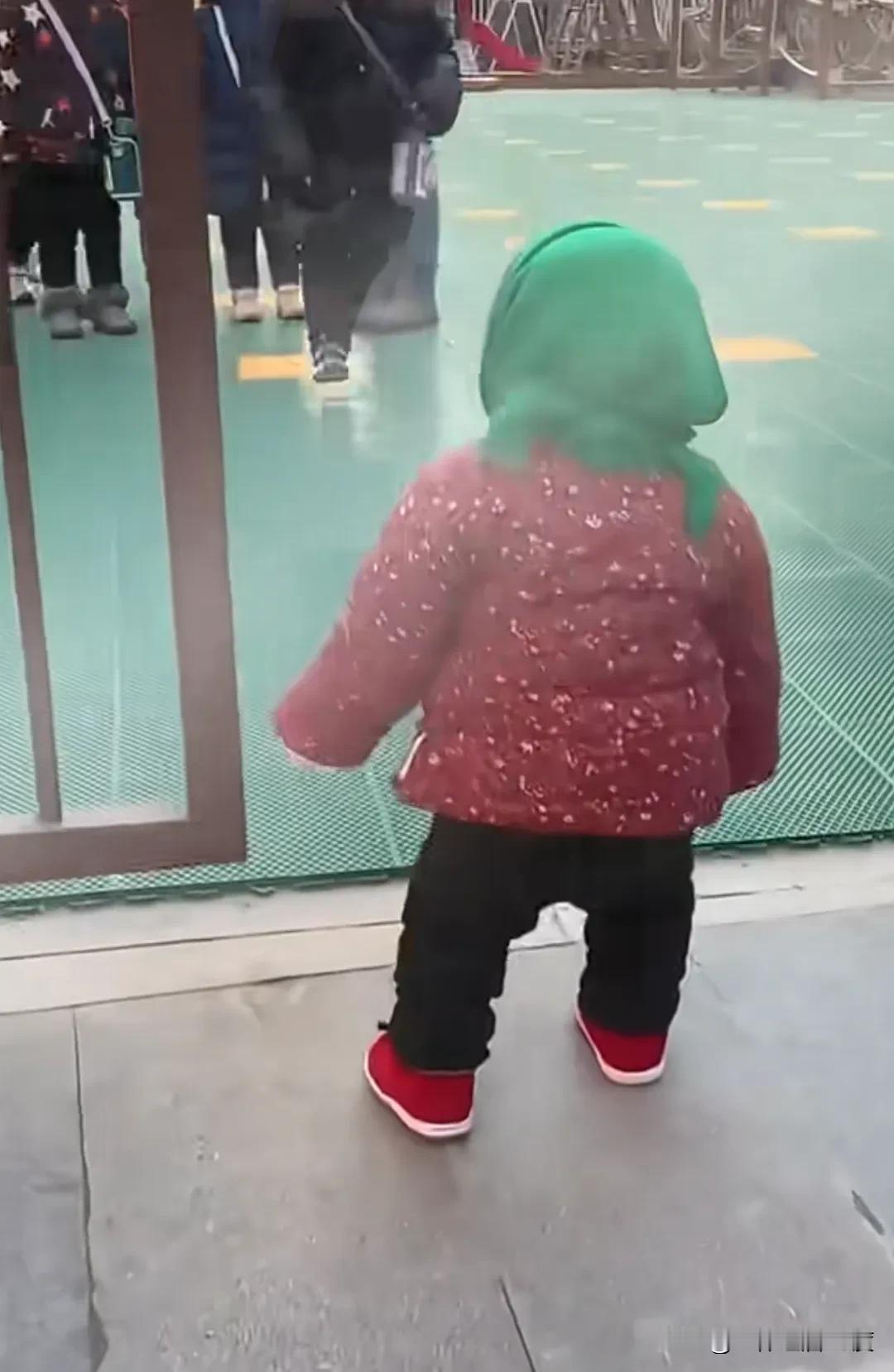 带着奶奶精心打扮“老款小孩”去幼儿园接大孩儿，咱这个老款小孩站在幼儿园门口那一刻