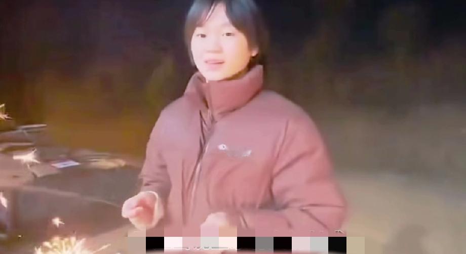 全红婵回老家跟家人一起过2026年元旦了！一家人放烟火，温馨得让人羡慕。