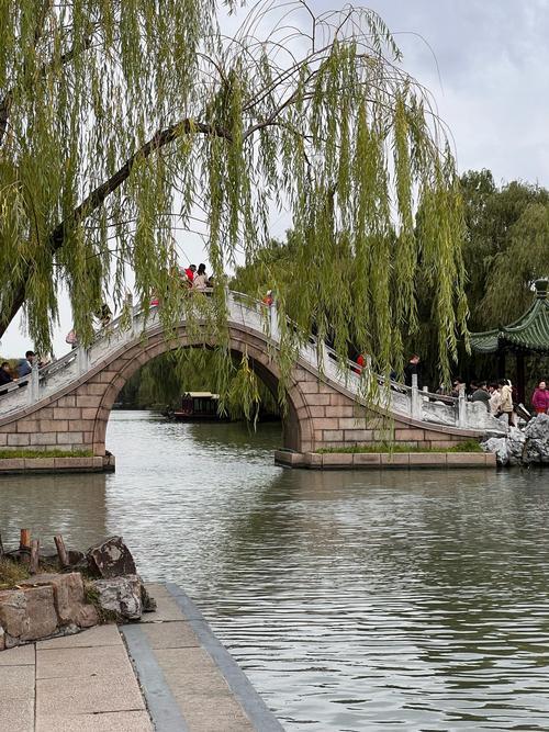 上联：湖桥还是当年月，下联：山水总有此时景，下联：塔影曾移昨夜钟。