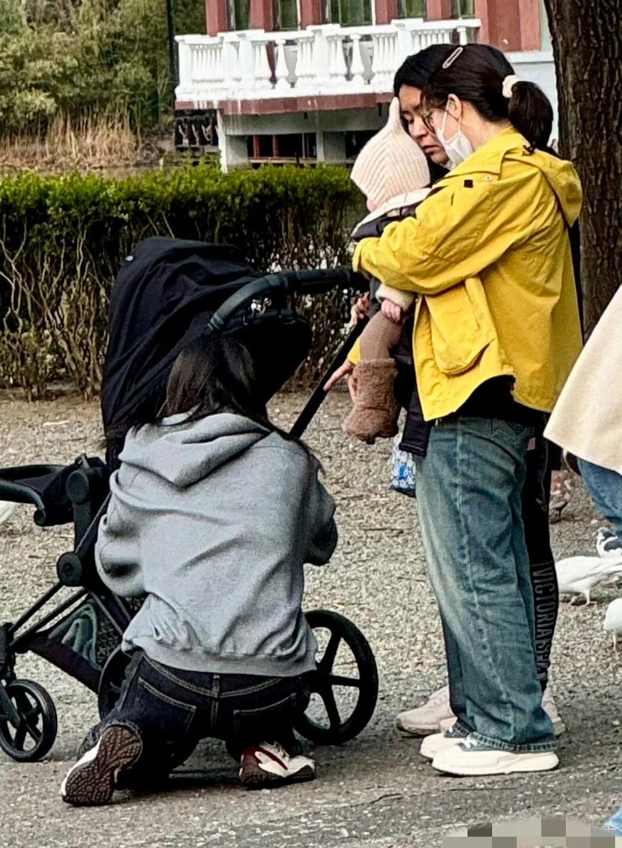 近日，何穗带着儿子悠闲逛公园，画面温馨有爱。宝宝身穿时尚童装，打扮得十分洋气，皮