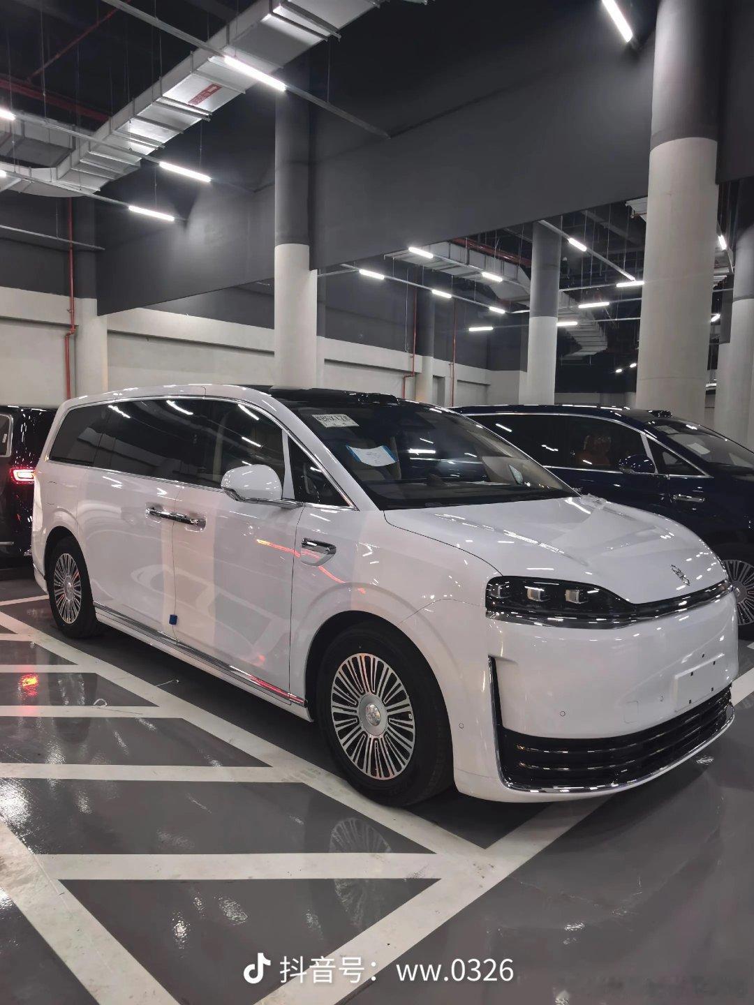 智界v9白色实车，比之前拍出来的好看多了，显大