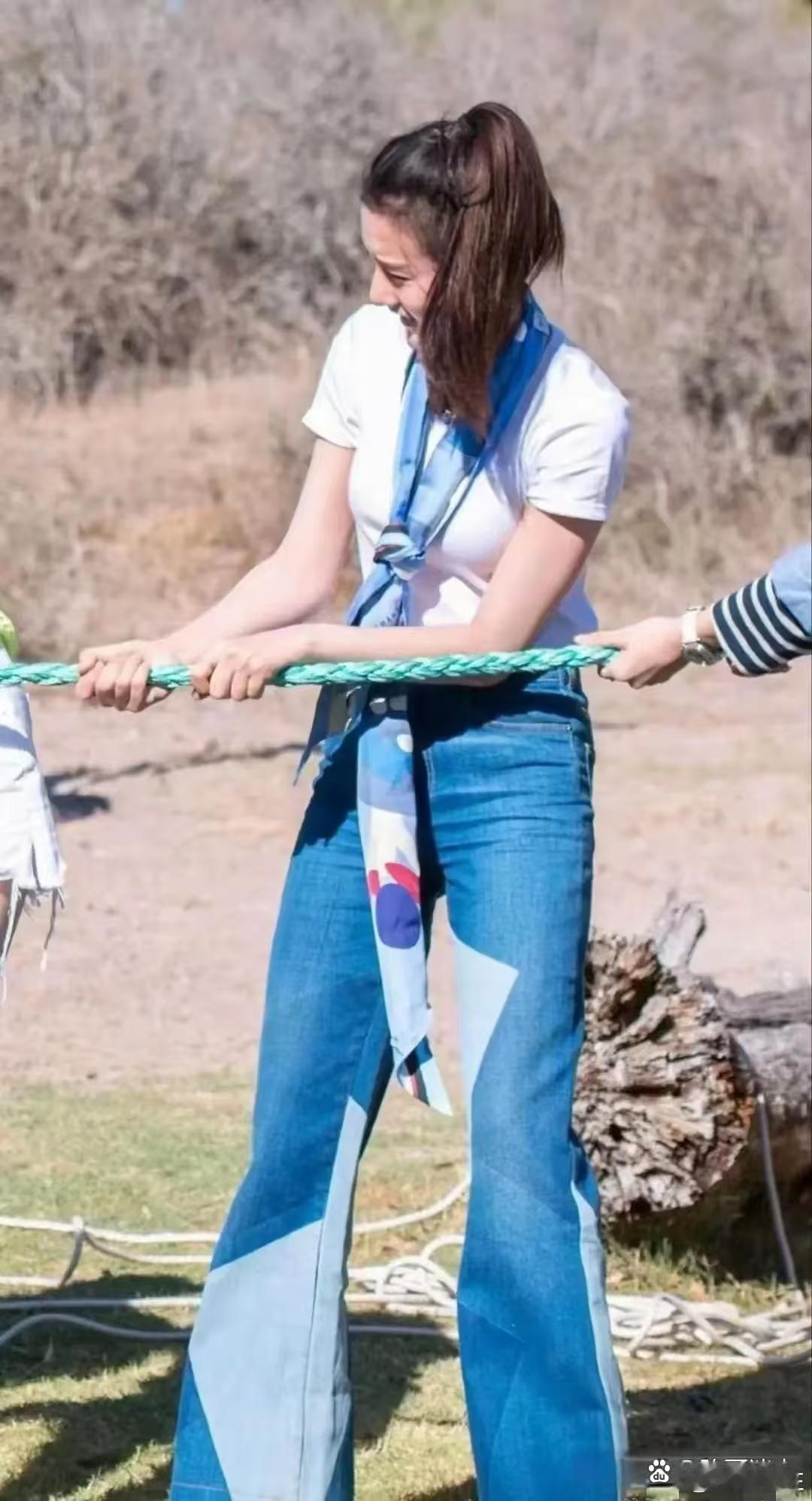 谁懂啊！宋祖儿那紧身牛仔裤太绝，腰臀比例简直慕了