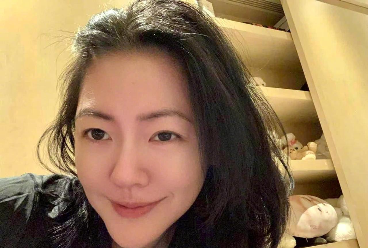 小s给女儿办画展，也算是大s去世后，真正开始振作，开始好好生活了！若是早点振